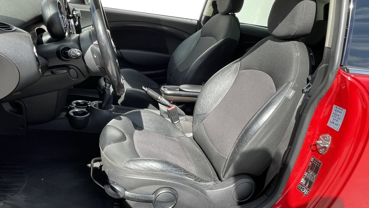 2011 MINI Cooper S R56 Rojo - Vista interior de hatchback color rojo, detalle de asientos delanteros y puerta en exterior