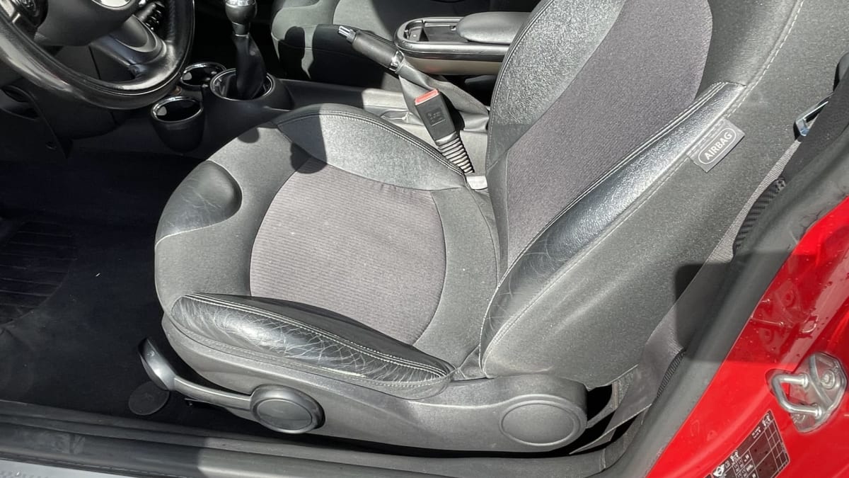 2011 MINI Cooper S R56 Rojo - Detalle del asiento delantero de hatchback color rojo. Interior del vehículo.