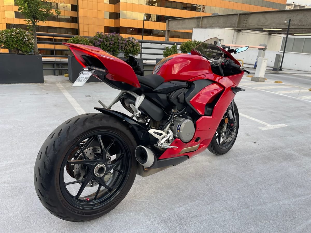 2021 Ducati Panigale Rojo - Vista 3/4 trasera de motocicleta roja en estacionamiento exterior