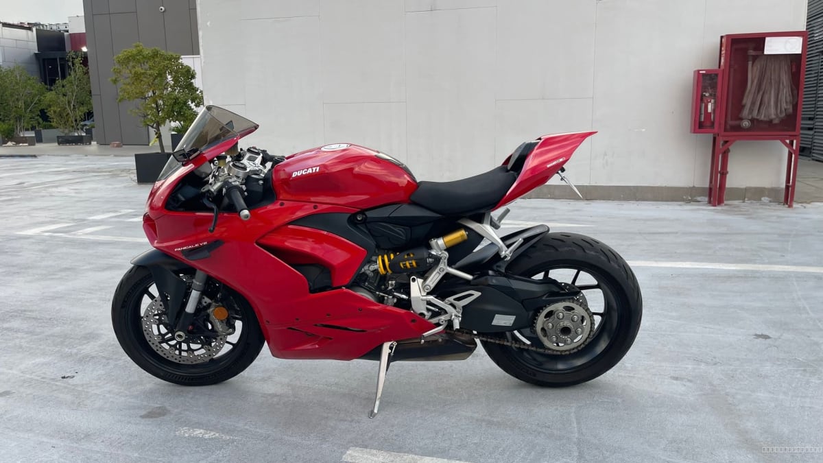 2021 Ducati Panigale Rojo - Vista lateral de motocicleta color rojo en exterior