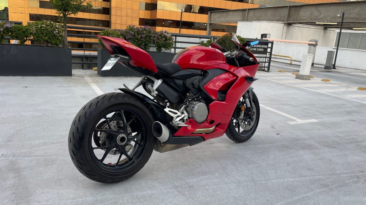 2021 Ducati Panigale Rojo - Vista trasera 3/4 de motocicleta color rojo en estacionamiento exterior