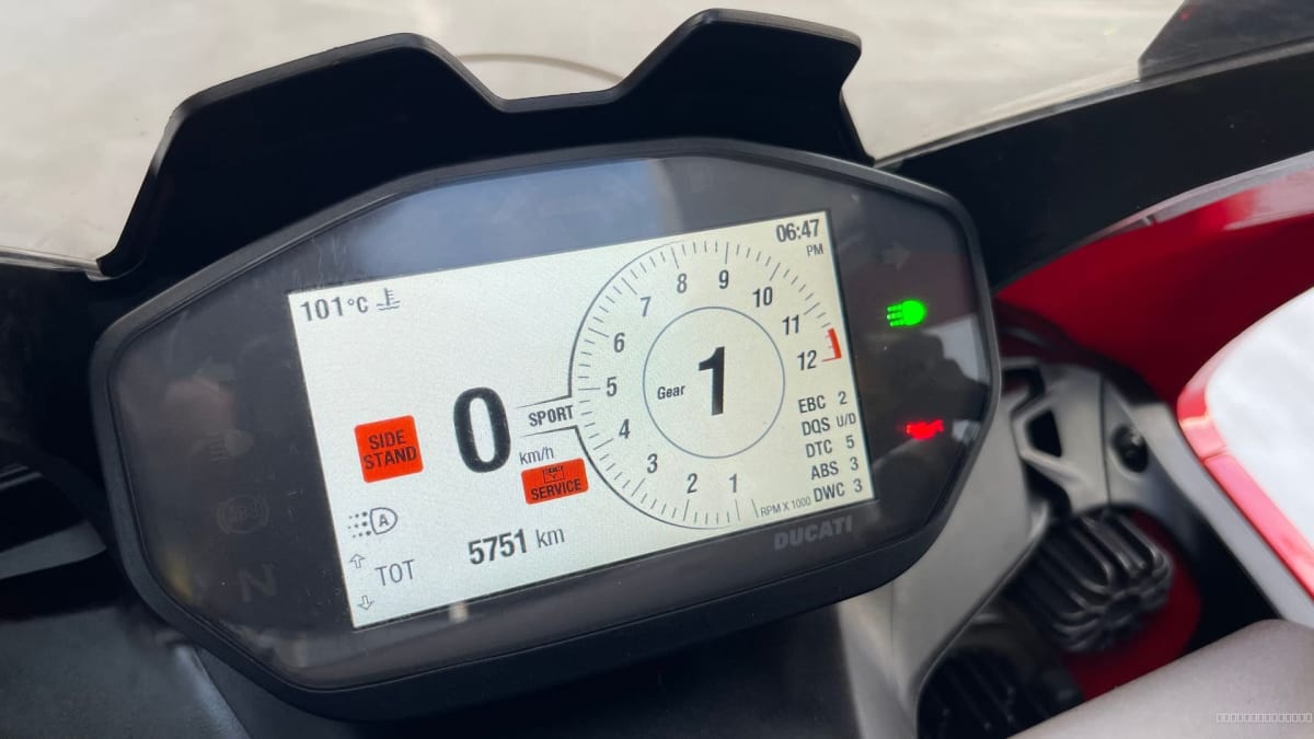 2021 Ducati Panigale Rojo - Detalle del tablero digital de motocicleta, mostrando velocímetro, marcha y kilometraje. Exterior.