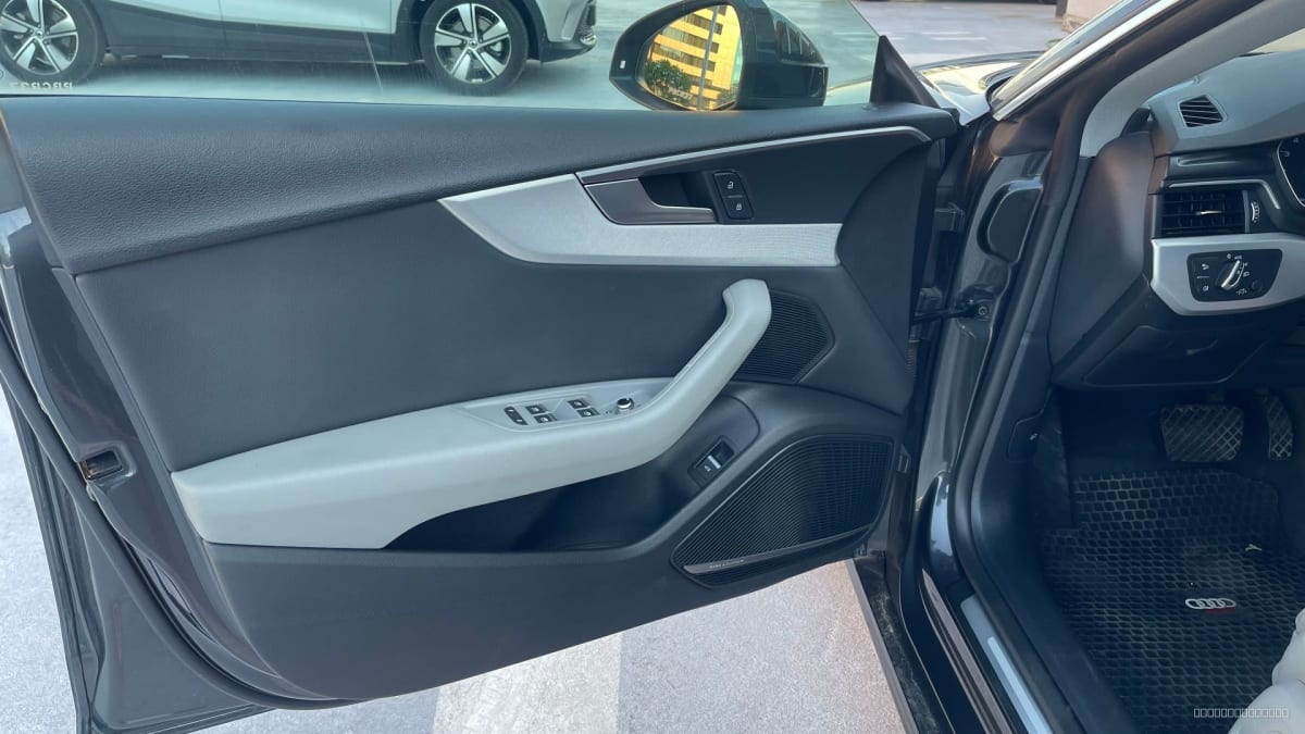 2020 Audi A5 Gris - Detalle interior de sedán color gris oscuro. Vista de la puerta delantera.
