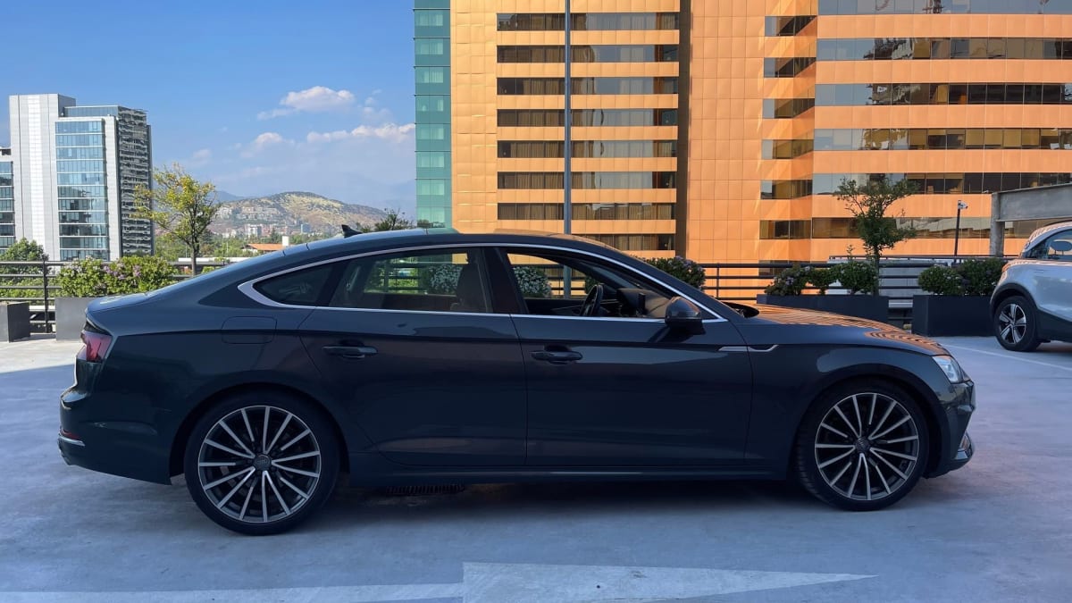 2020 Audi A5 Gris - Vista lateral de sedán color gris oscuro en exterior