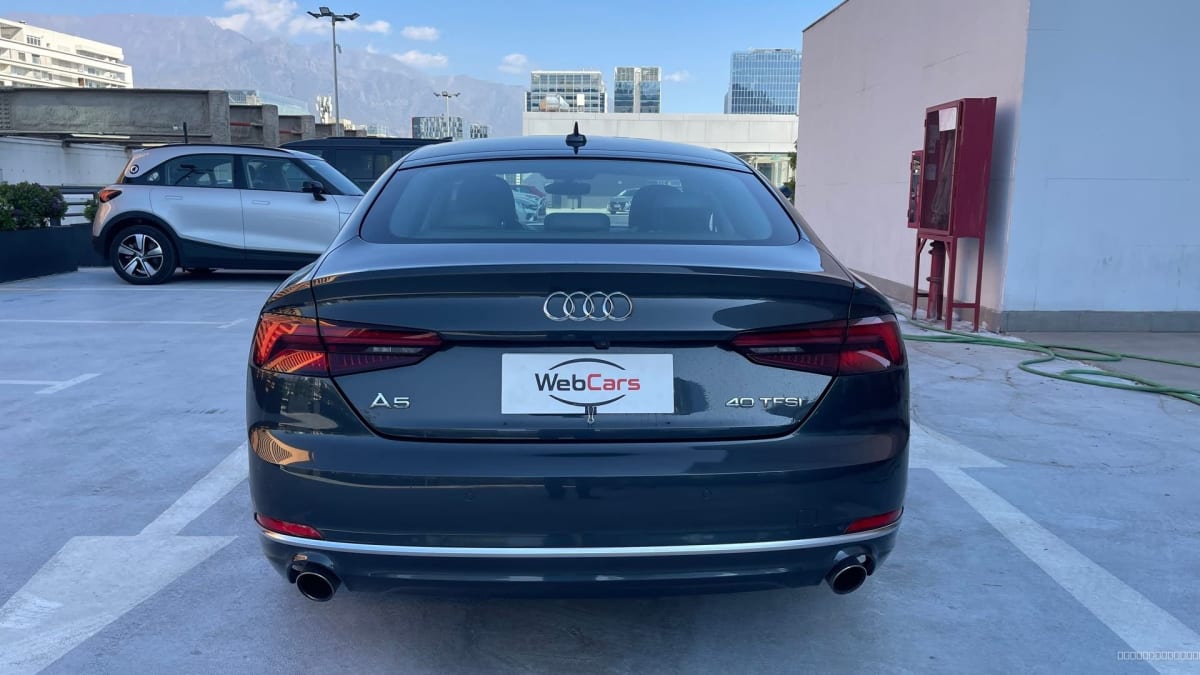 2020 Audi A5 Gris - Vista trasera de sedán color gris oscuro en exterior