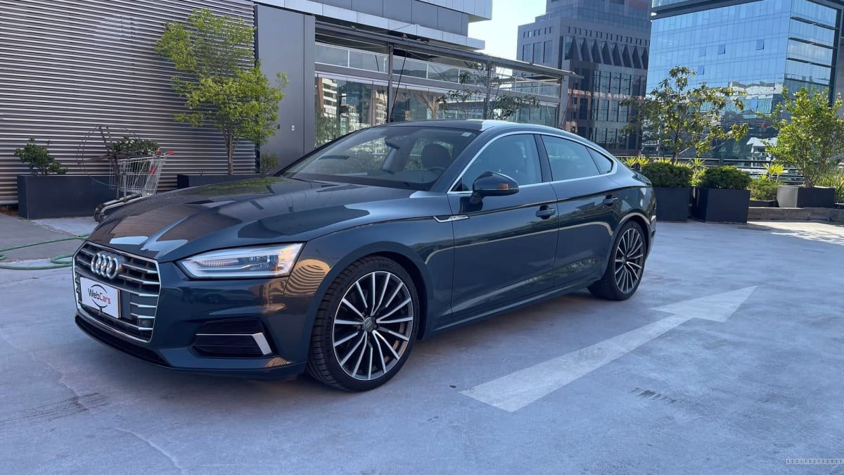 2020 Audi A5 Gris - Vista 3/4 de sedán color azul oscuro en exterior