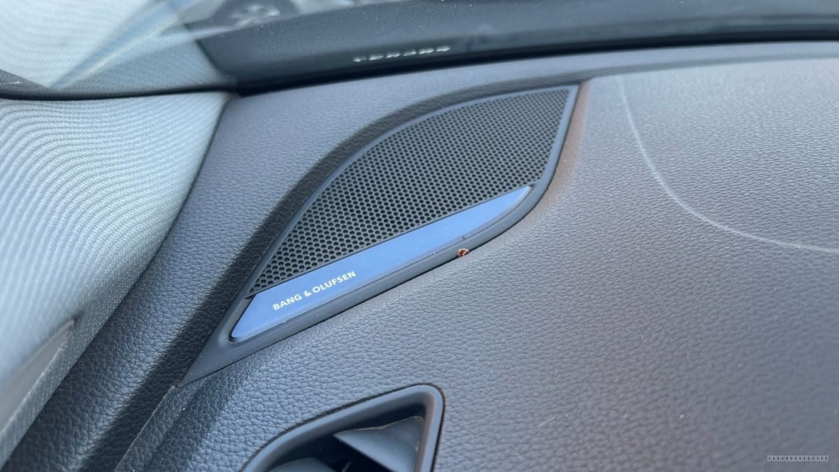 2020 Audi A5 Gris - Detalle del interior: parlante en tablero color negro.