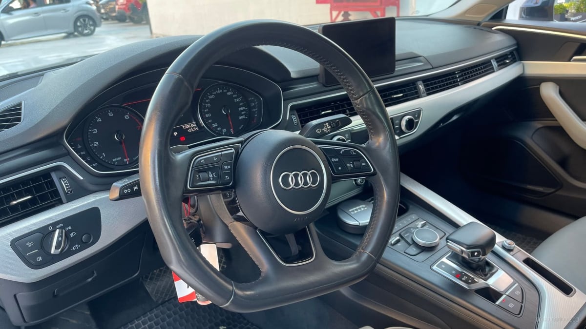 2020 Audi A5 Gris - Vista interior, detalle del volante y tablero de sedán con tapicería clara en exterior