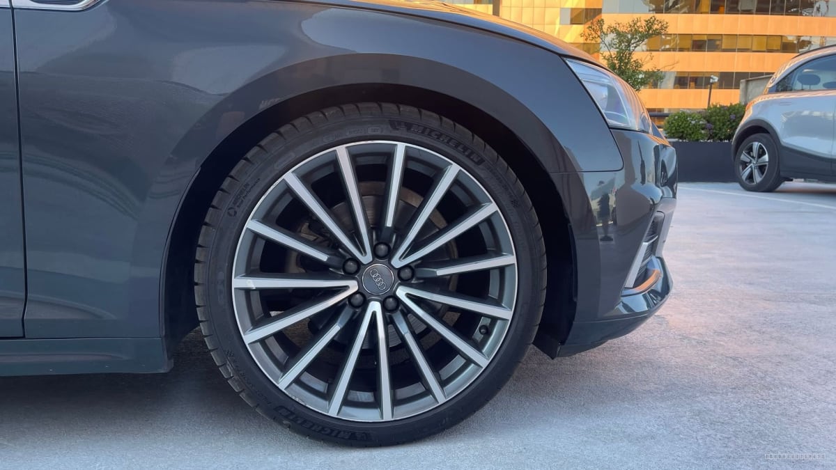 2020 Audi A5 Gris - Detalle de neumático y llanta de sedán color gris oscuro en exterior