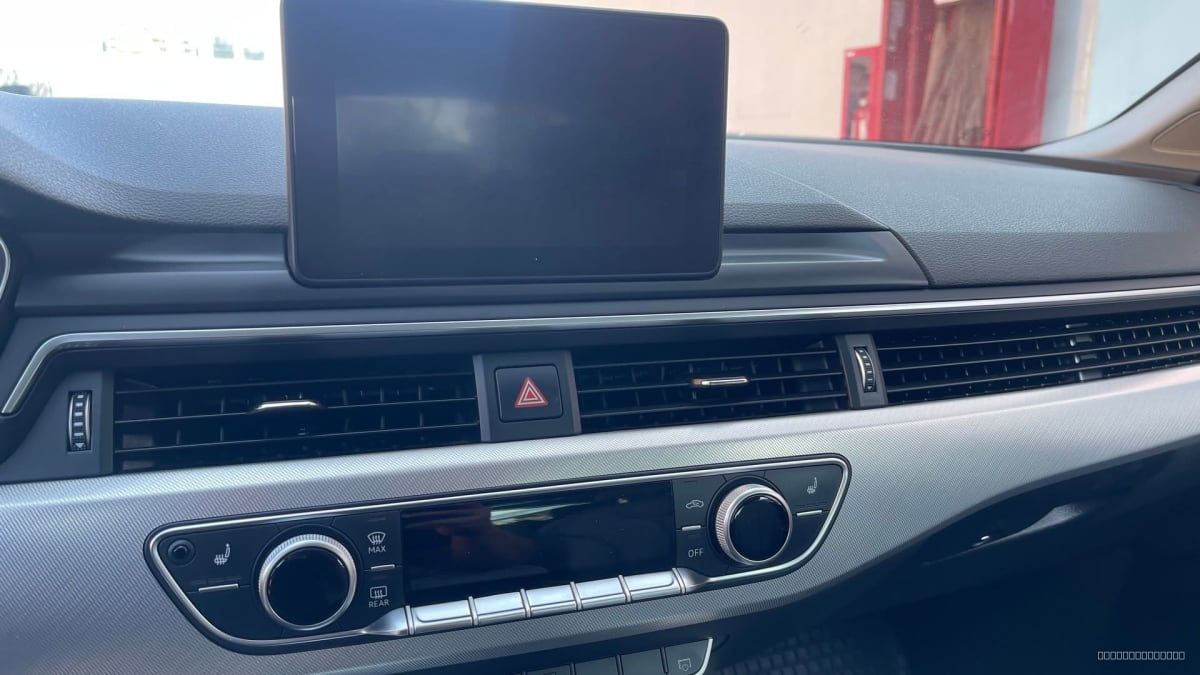 2020 Audi A5 Gris - Detalle del interior con panel central gris y pantalla multimedia.