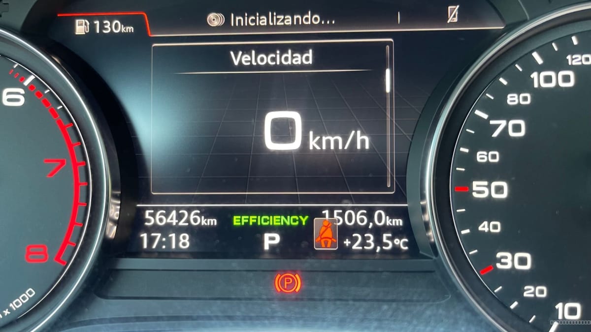 2020 Audi A5 Gris - Detalle del panel de instrumentos digital con velocímetro y odómetro en interior