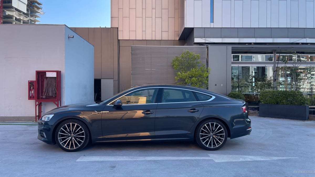 2020 Audi A5 Gris - Vista lateral de liftback color gris oscuro en exterior