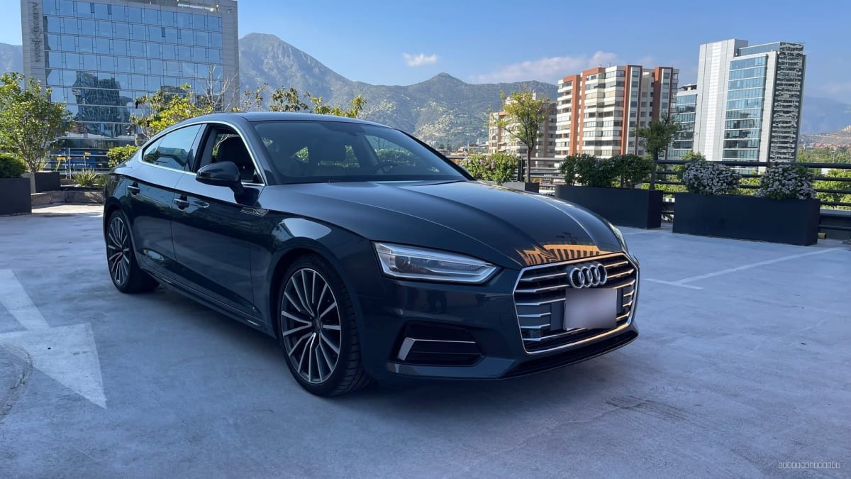 2020 Audi A5 Gris - Vista 3/4 de sedán color azul oscuro en estacionamiento exterior