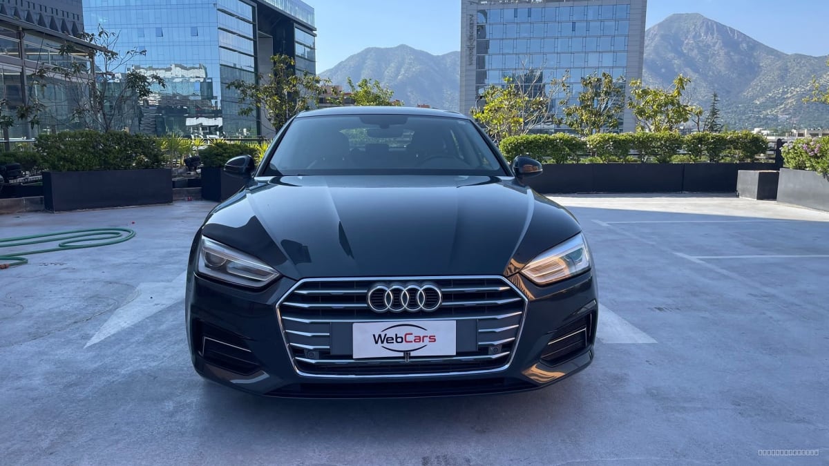 2020 Audi A5 Gris - Vista frontal de sedán color negro en exterior