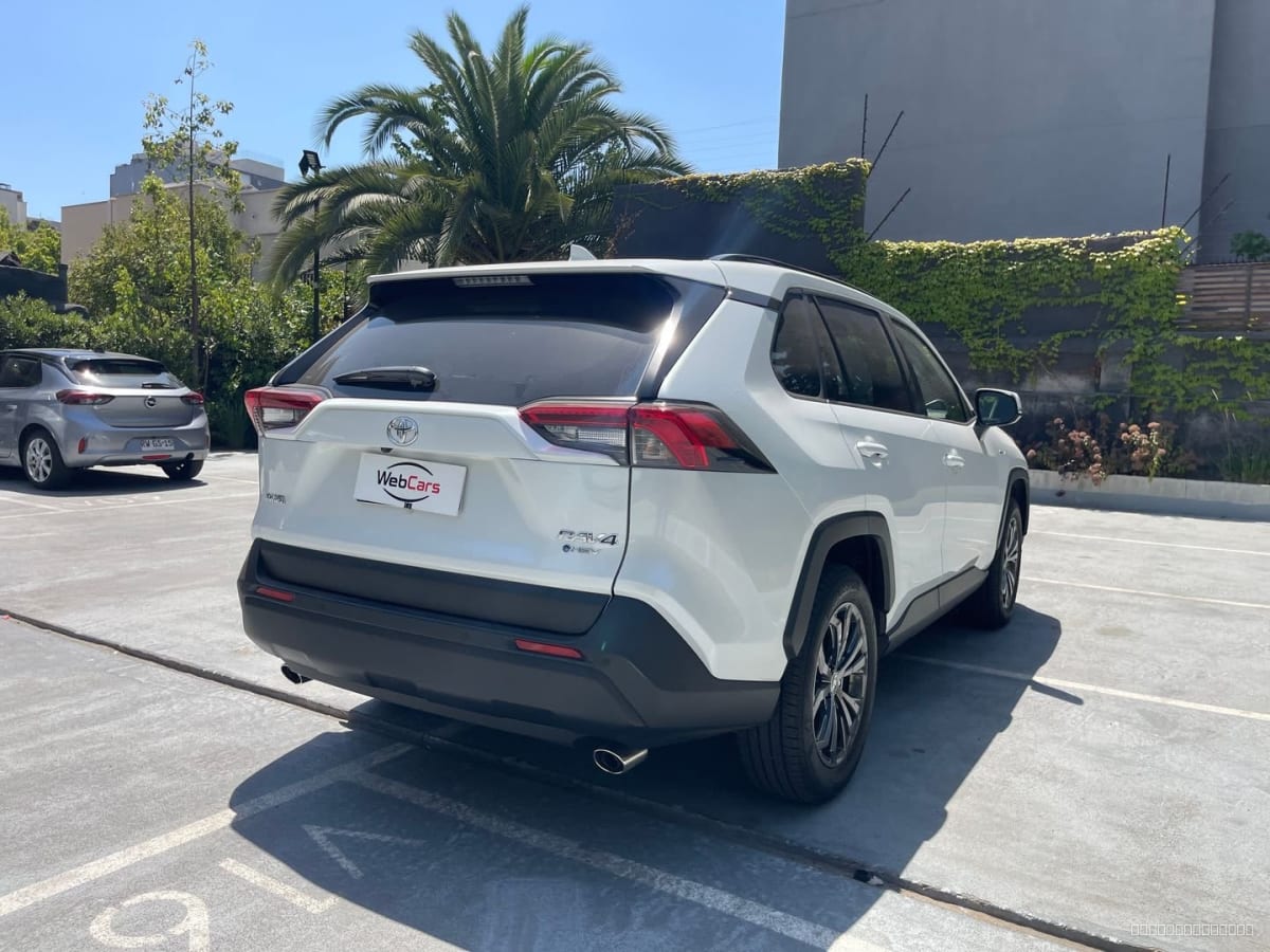 2025 Toyota RAV4 Blanco - Vista trasera 3/4 de SUV color blanco en estacionamiento exterior