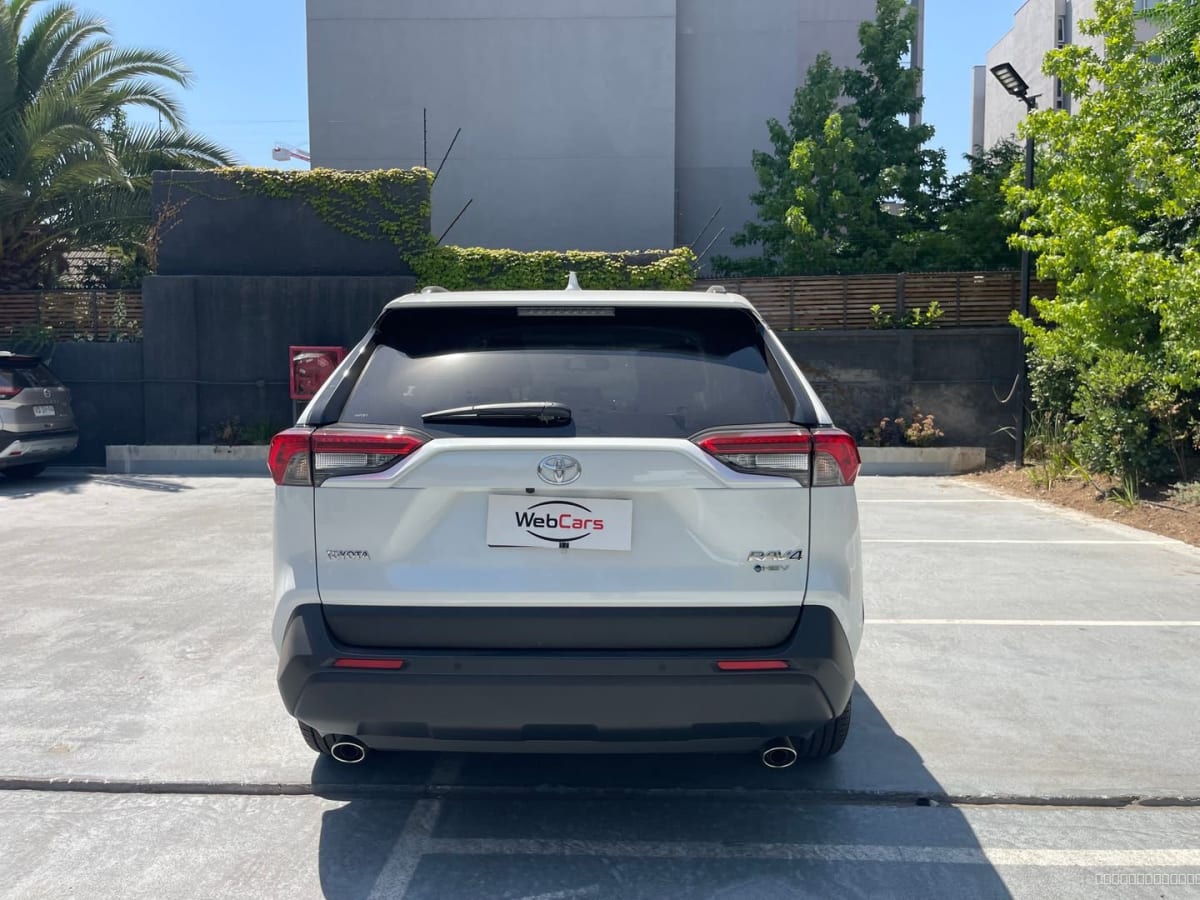 2025 Toyota RAV4 Blanco - Vista trasera de SUV color blanco en estacionamiento exterior