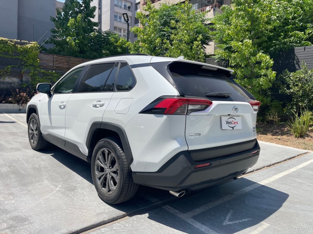 2025 Toyota RAV4 Blanco - Vista trasera 3/4 de SUV color blanco en exterior
