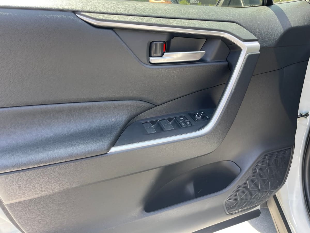 2025 Toyota RAV4 Blanco - Detalle de panel interior de puerta color negro en SUV.