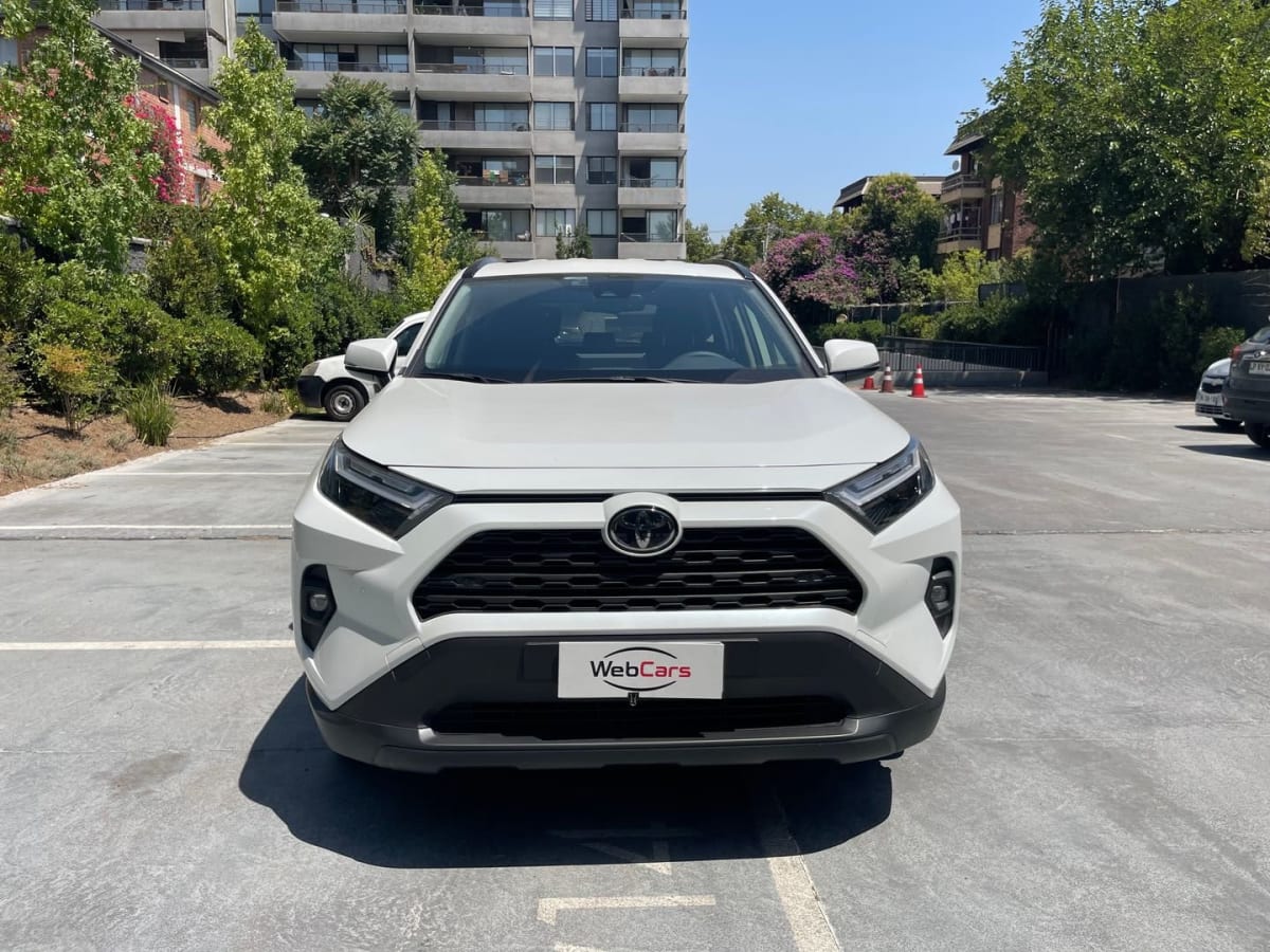 2025 Toyota RAV4 Blanco - Vista frontal de SUV color blanco en estacionamiento exterior