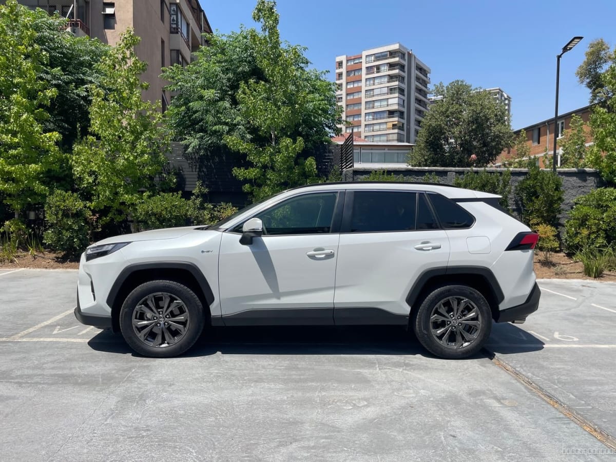 2025 Toyota RAV4 Blanco - Vista lateral de SUV color blanco en exterior