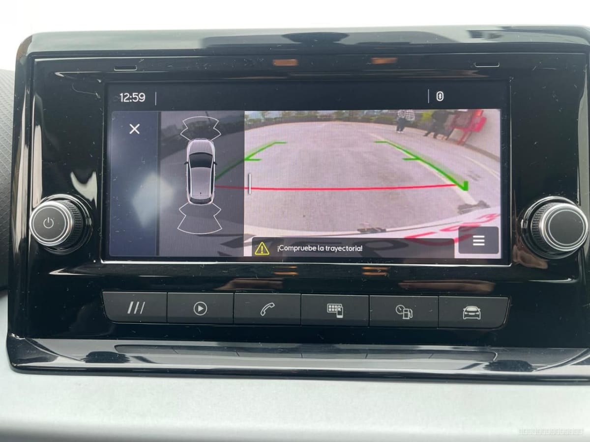 Seat Ibiza 2024 Style AT: Hatchback Gris, 16.000 km - Detalle de pantalla interior mostrando cámara de retroceso y sensores de estacionamiento