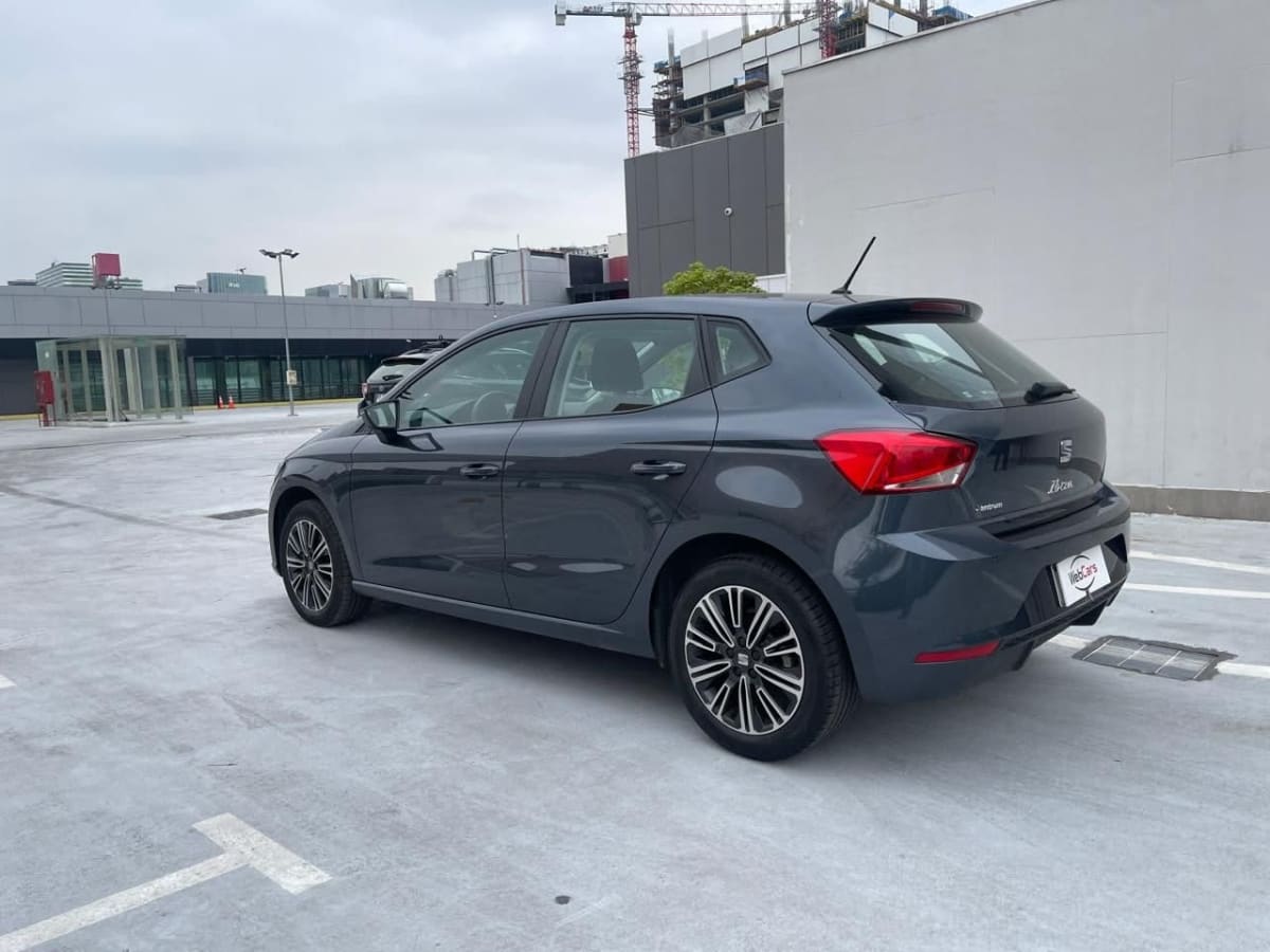 Seat Ibiza 2024 Style AT: Hatchback Gris, 16.000 km - Vista 3/4 trasera de hatchback color gris en estacionamiento exterior