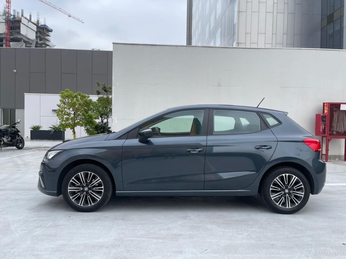 Seat Ibiza 2024 Style AT: Hatchback Gris, 16.000 km - Vista lateral de hatchback color gris azulado en exterior