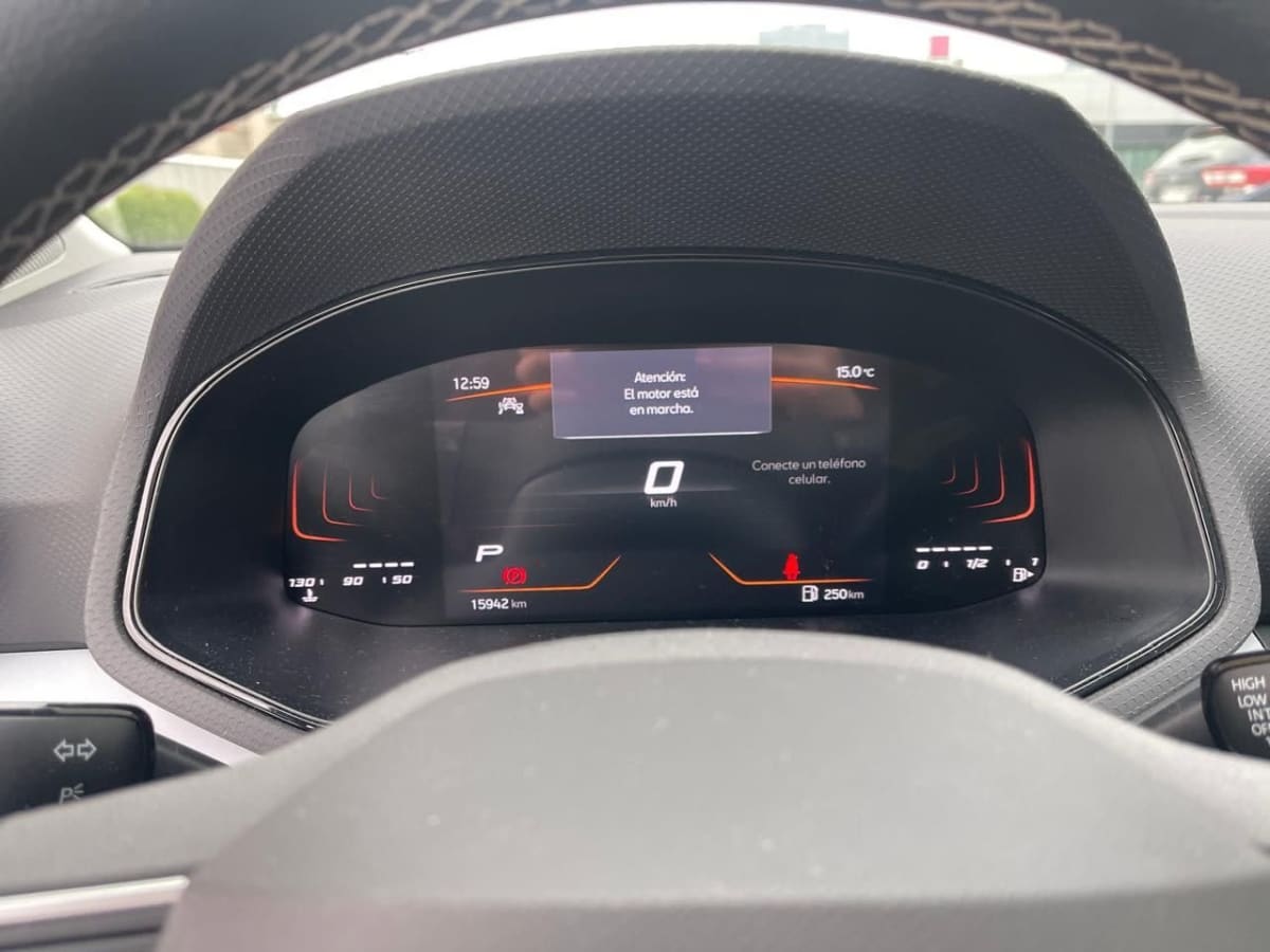 Seat Ibiza 2024 Style AT: Hatchback Gris, 16.000 km - Detalle del panel de instrumentos digital en interior de vehículo