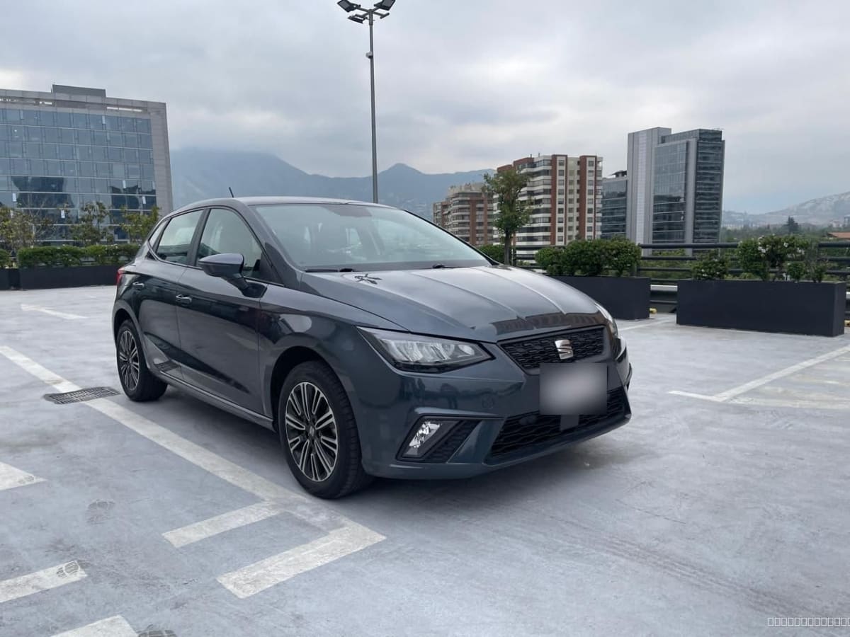 Seat Ibiza 2024 Style AT: Hatchback Gris, 16.000 km - Vista 3/4 de hatchback color gris oscuro en estacionamiento exterior