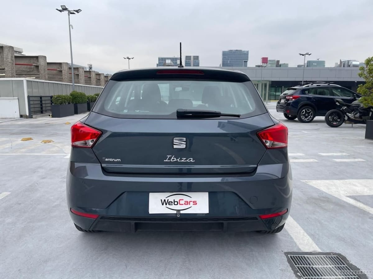 Seat Ibiza 2024 Style AT: Hatchback Gris, 16.000 km - Vista trasera de hatchback color gris en estacionamiento exterior