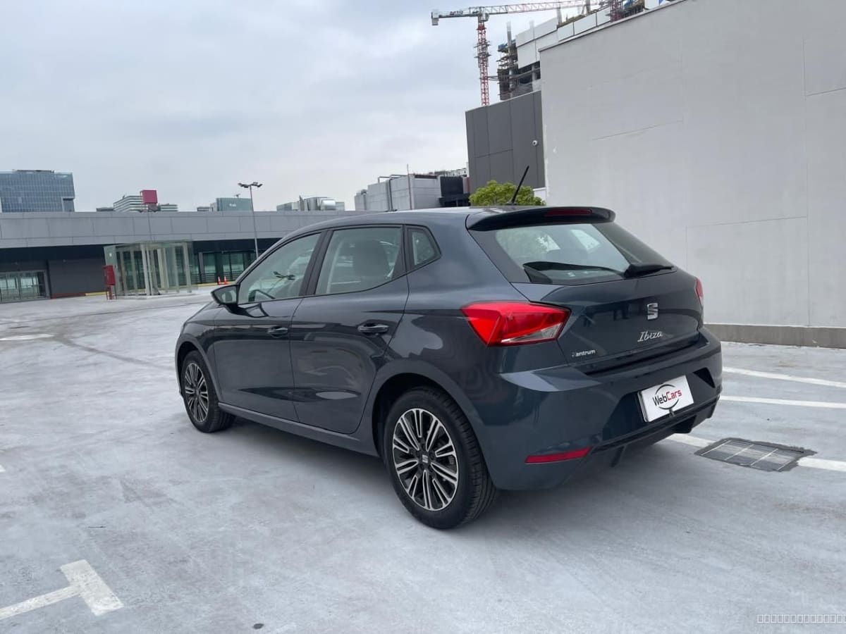 Seat Ibiza 2024 Style AT: Hatchback Gris, 16.000 km - Vista trasera 3/4 de hatchback color gris oscuro en exterior