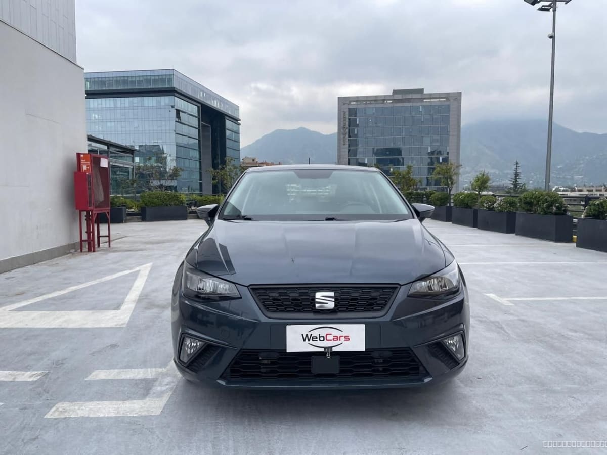 Seat Ibiza 2024 Style AT: Hatchback Gris, 16.000 km - Vista frontal de hatchback color gris oscuro en estacionamiento exterior