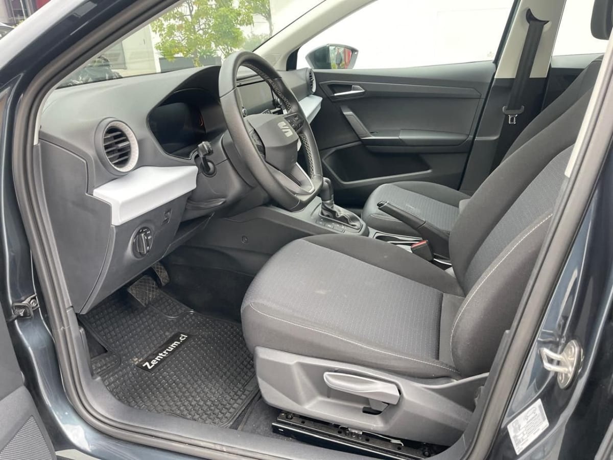 Seat Ibiza 2024 Style AT: Hatchback Gris, 16.000 km - Vista interior de hatchback color gris oscuro en concesionario