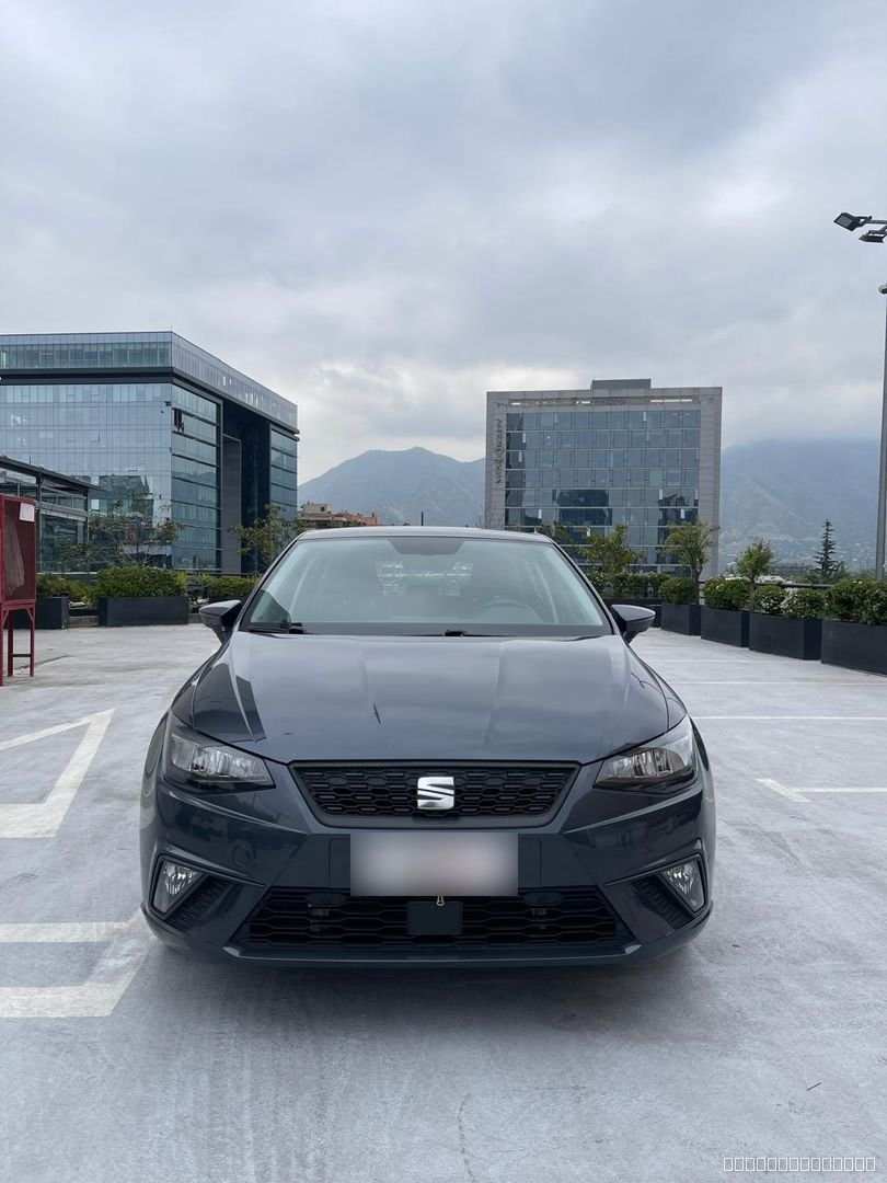Seat Ibiza 2024 Style AT: Hatchback Gris, 16.000 km - Vista frontal de hatchback color gris oscuro en estacionamiento exterior