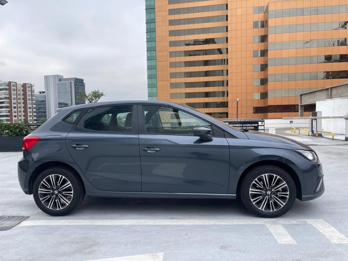 Seat Ibiza 2024 Style AT: Hatchback Gris, 16.000 km - Vista lateral de hatchback color gris en estacionamiento exterior