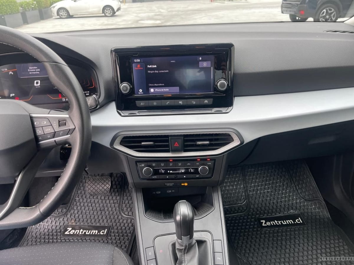 Seat Ibiza 2024 Style AT: Hatchback Gris, 16.000 km - Vista interior del panel frontal y volante en concesionario