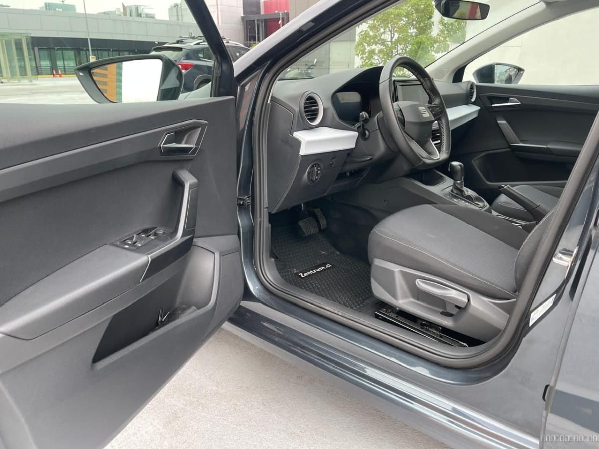 Seat Ibiza 2024 Style AT: Hatchback Gris, 16.000 km - Interior de hatchback color gris. Vista de la puerta delantera y asientos en exterior.