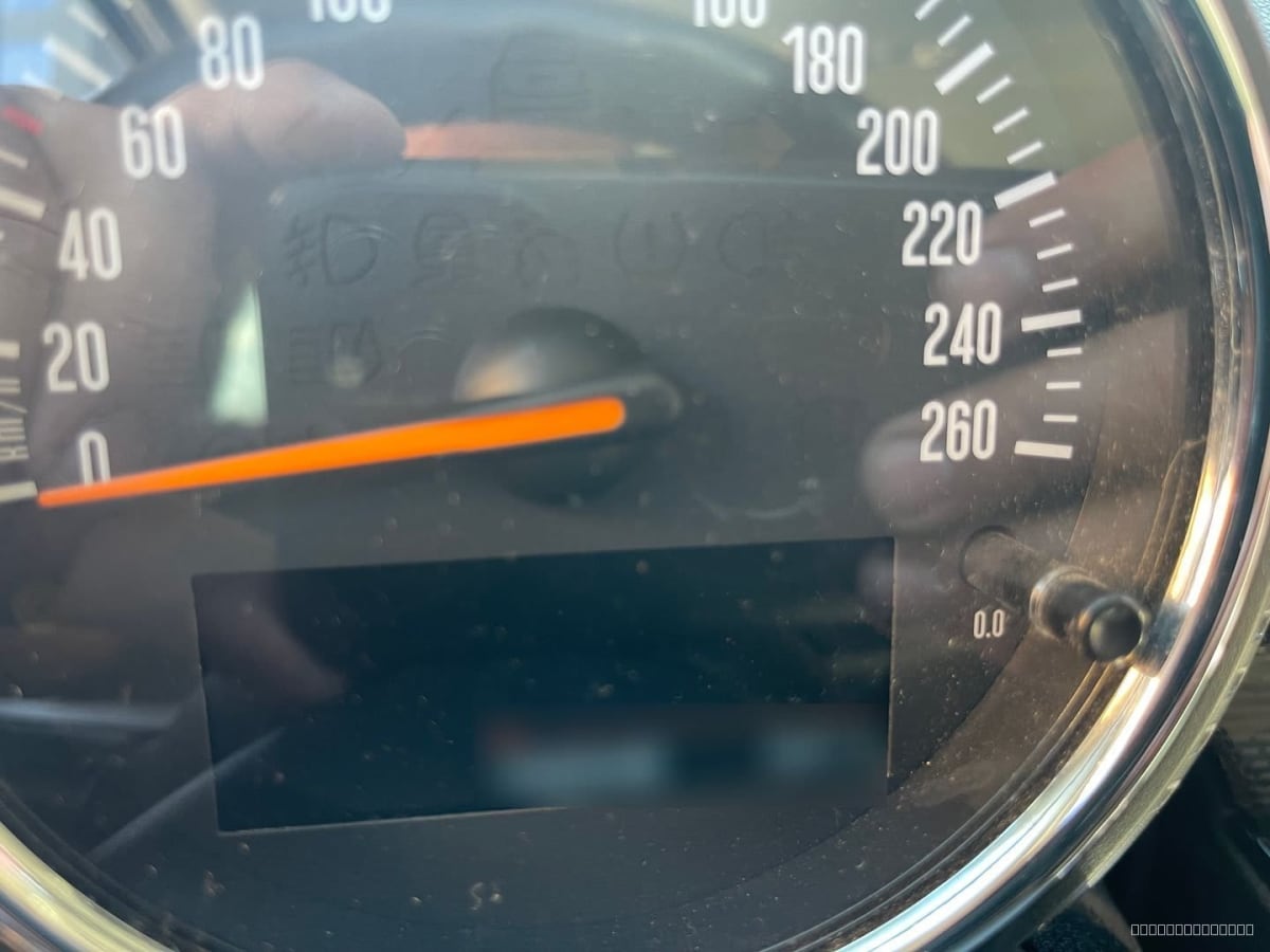 2016 MINI Cooper S 2.0 T Azul - Detalle del velocímetro en el interior del vehículo. Tablero con aguja naranja.