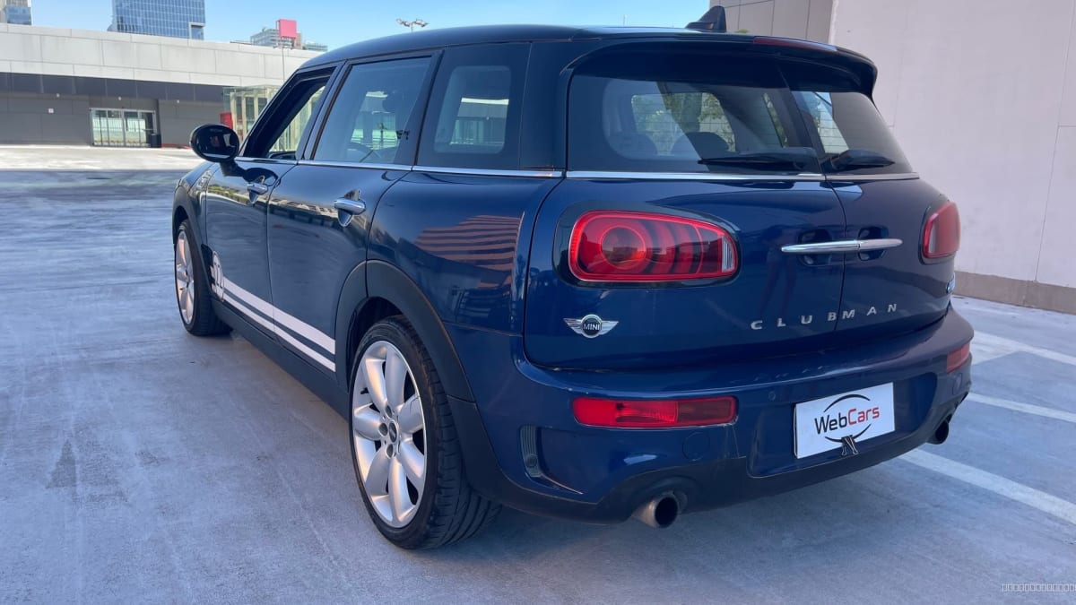 2016 MINI Cooper S 2.0 T Azul - Vista trasera 3/4 de station wagon color azul en exterior