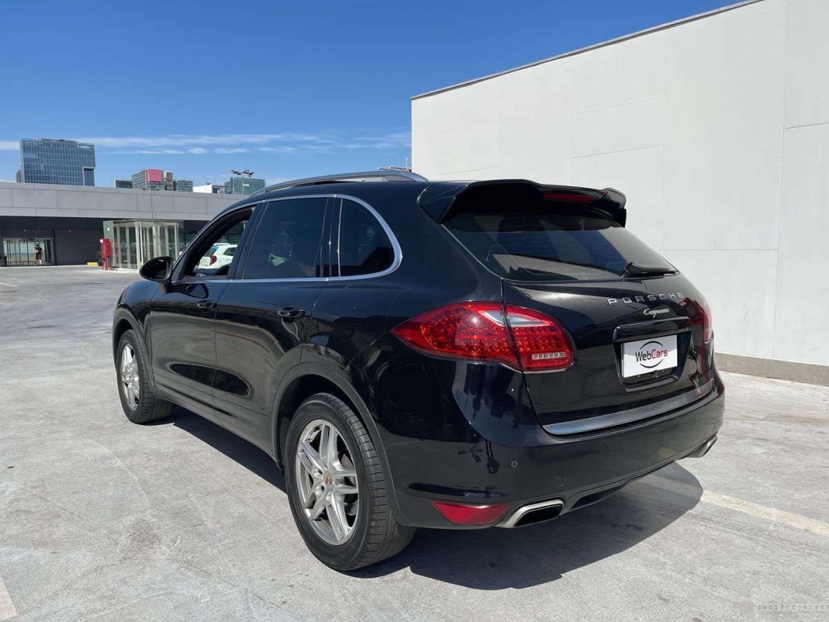 2013 Porsche CAYENNE V6 E2 Negro - Vista trasera 3/4 de SUV color negro en exterior