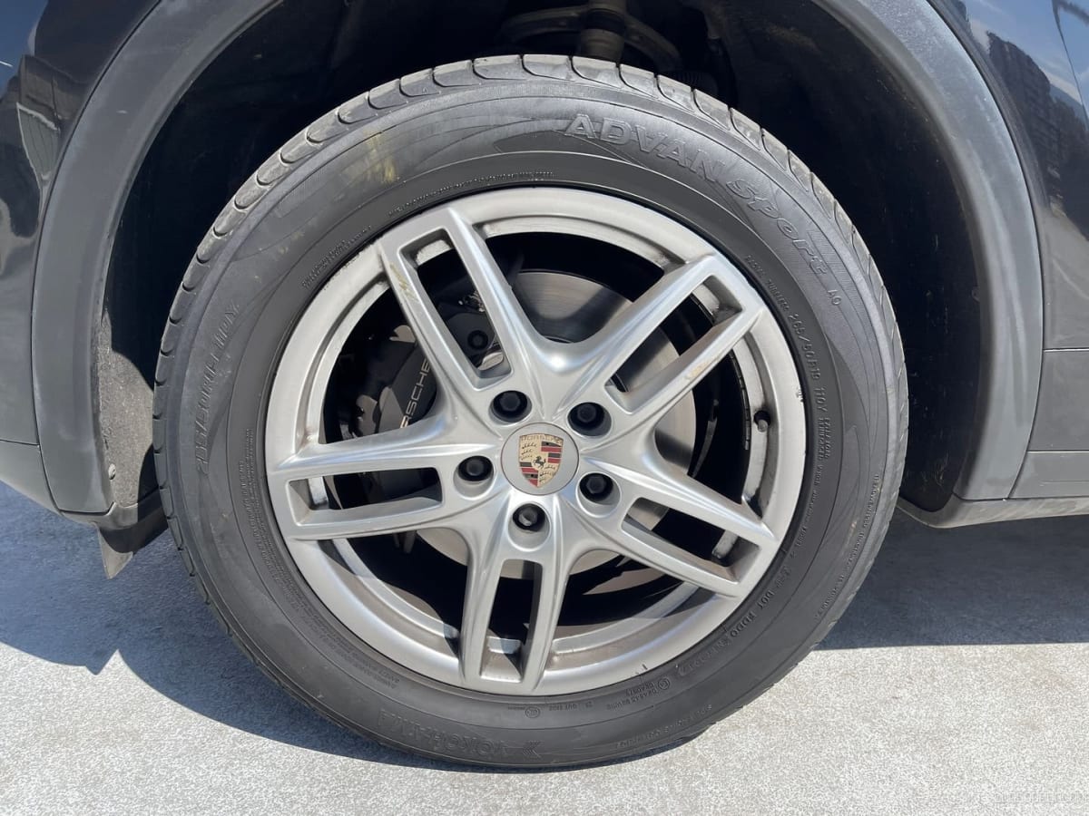 2013 Porsche CAYENNE V6 E2 Negro - Detalle de neumático y llanta plateada de SUV color grafito en exterior