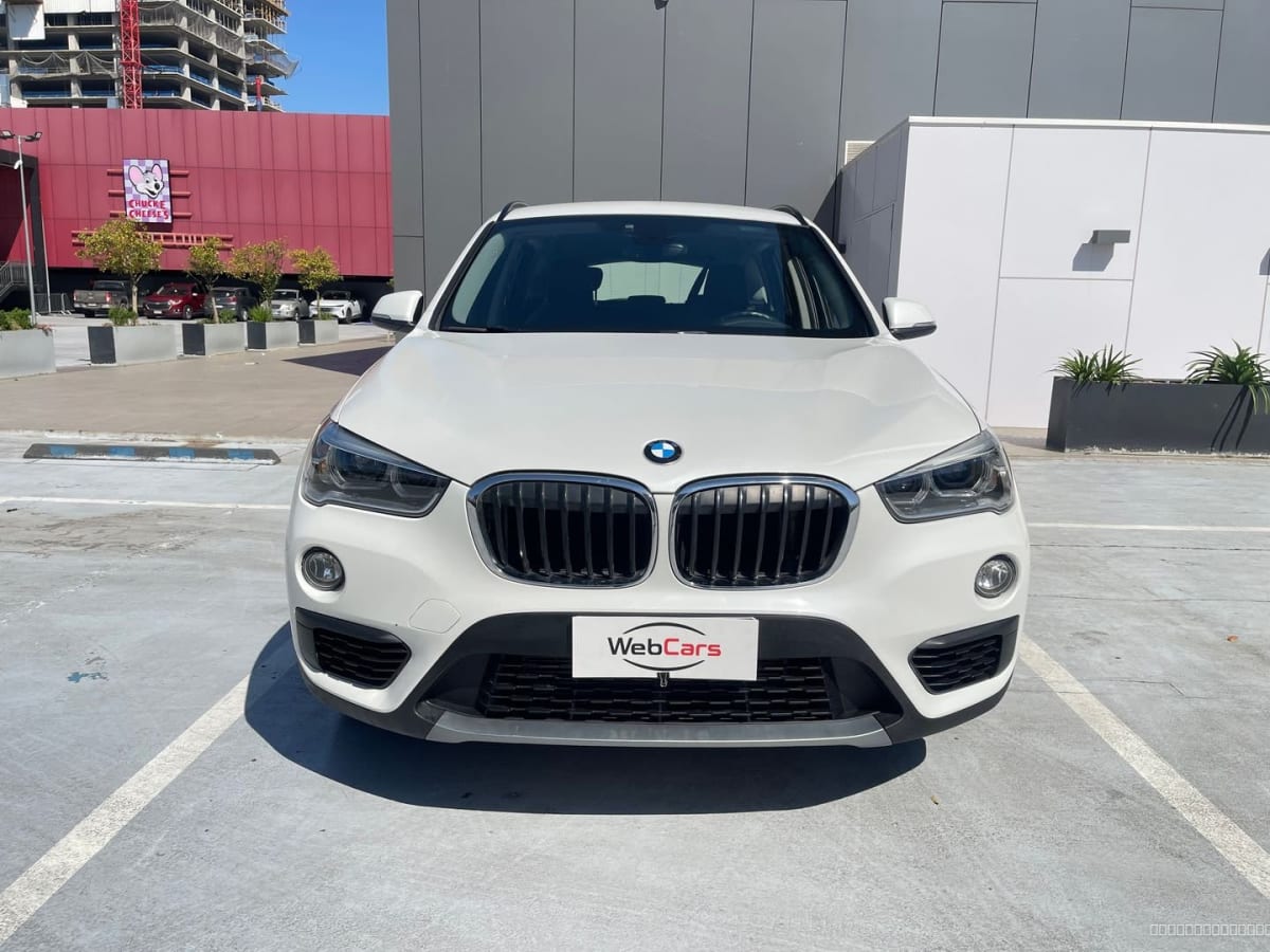 BMW X1 Diesel 2018 Automático, 65.000 km - Vista frontal de SUV color blanco en exterior