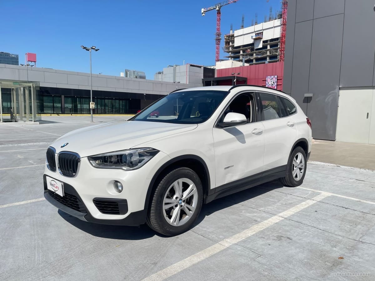 BMW X1 Diesel 2018 Automático, 65.000 km - Vista 3/4 de SUV color blanco en estacionamiento exterior