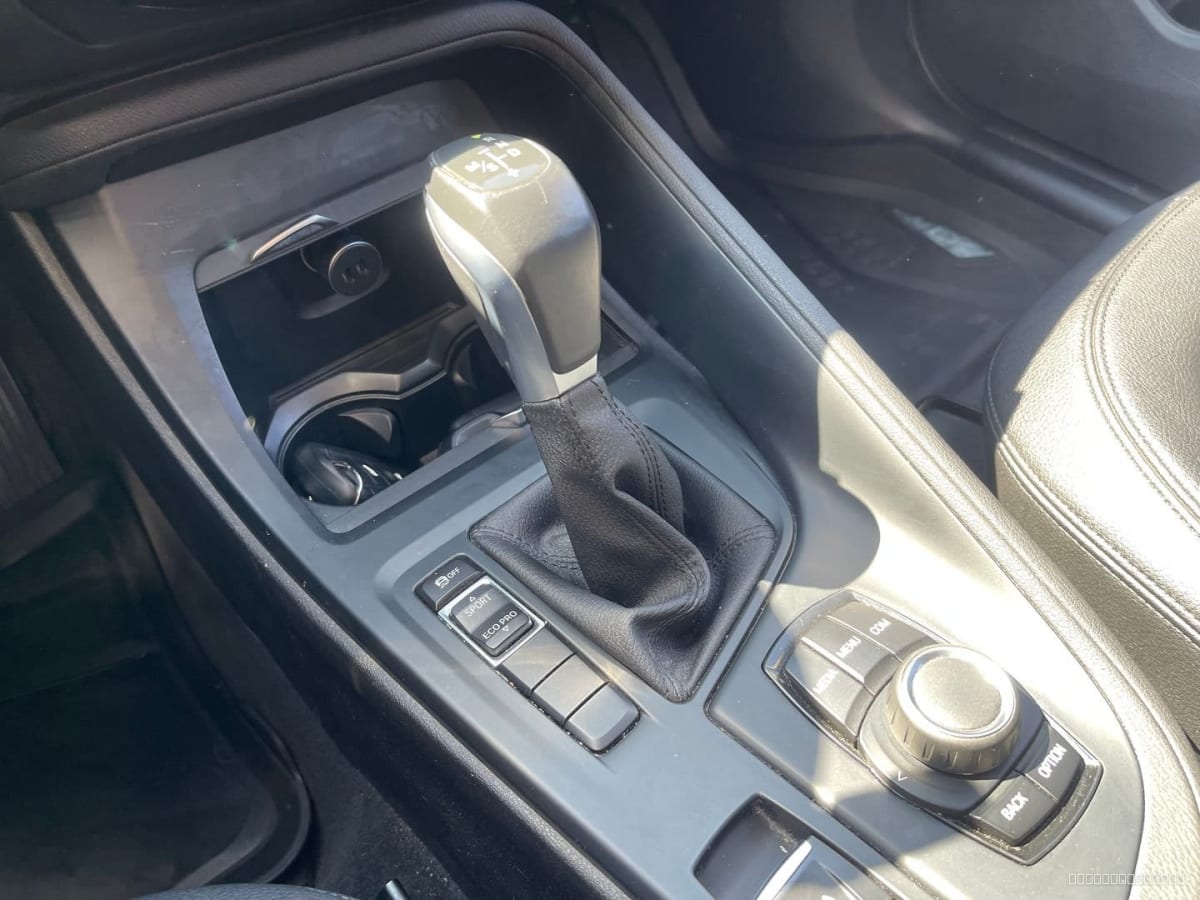BMW X1 Diesel 2018 Automático, 65.000 km - Detalle del interior: palanca de cambios automática y controles en consola central.