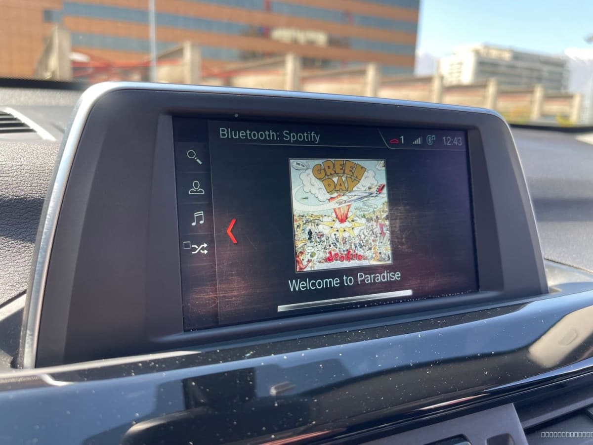 BMW X1 Diesel 2018 Automático, 65.000 km - Detalle de pantalla central con sistema multimedia en interior de vehículo