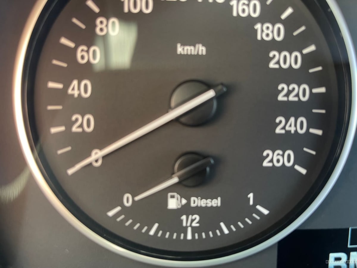 BMW X1 Diesel 2018 Automático, 65.000 km - Detalle del interior: velocímetro y medidor de combustible diésel.