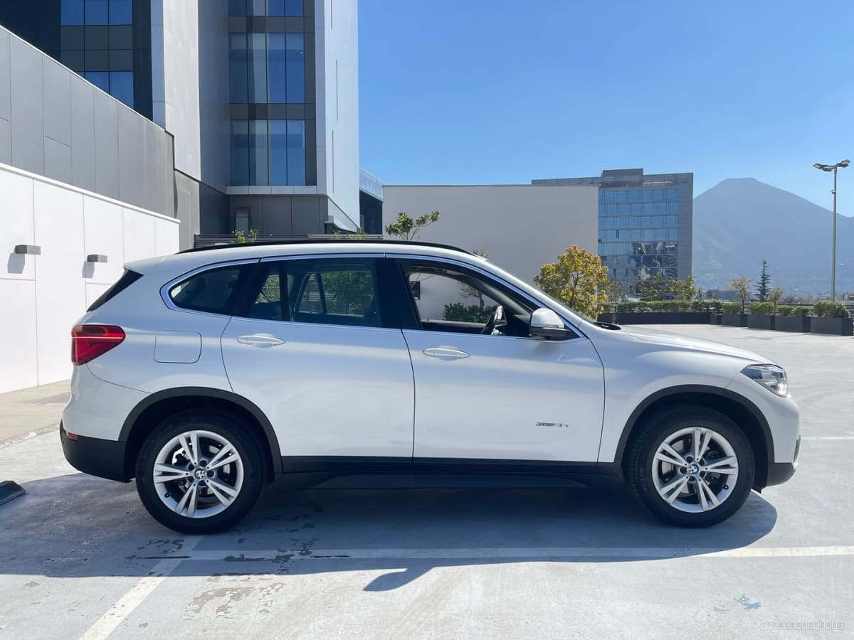 BMW X1 Diesel 2018 Automático, 65.000 km - Vista lateral de SUV color blanco en exterior