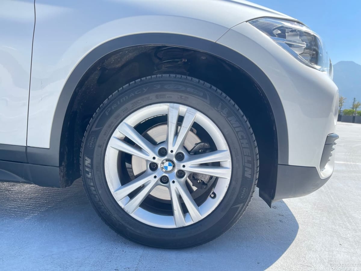 BMW X1 Diesel 2018 Automático, 65.000 km - Detalle de rueda delantera de SUV color blanco en exterior