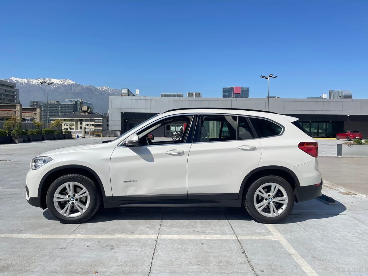 BMW X1 Diesel 2018 Automático, 65.000 km - Vista lateral de SUV color blanco en exterior