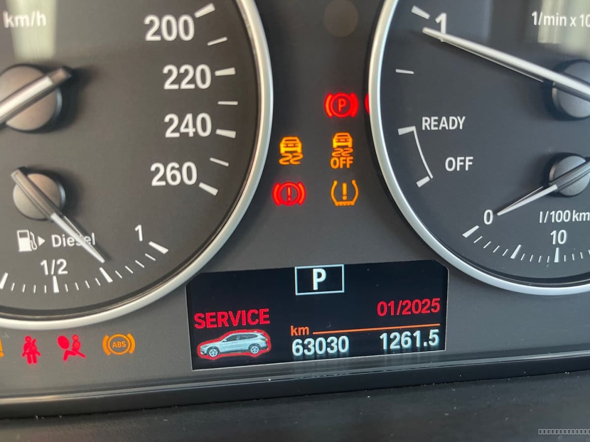 BMW X1 Diesel 2018 Automático, 65.000 km - Detalle del panel de instrumentos con indicadores y pantalla informativa en interior